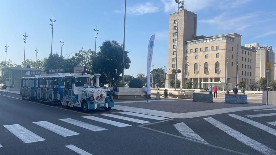 La Spezia: tour HOP ON HOP OFF con trenino e guida turistica - La Spezia’s white-and-blue Gulf of Poets train: where to start