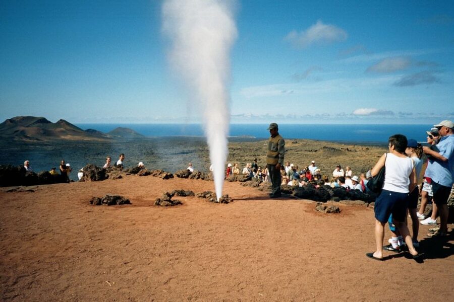 Lanzarote: Full Day Bus Tour with Scenic Views - Lunch, Wine Tasting, and the One Place You Might Want Snacks