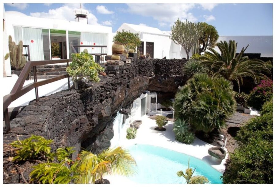 Lanzarote: Full Day Bus Tour with Scenic Views - Hotel Pickup Loops: What to Expect Before You Even Reach Timanfaya