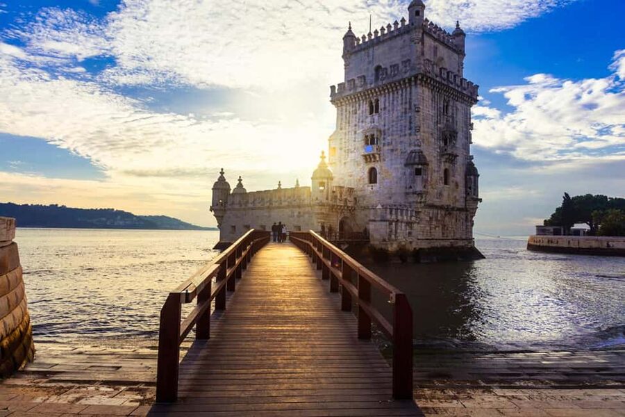 Lisbon: Tuk Tuk Hop-On Hop-Off Tour - Viewpoints and winding alleys: Lisbon’s best photos need strategy