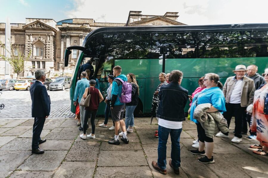 Liverpool: Official Peaky Blinders Coach Tour of Merseyside - Where you meet: finding it fast near St George’s Hall