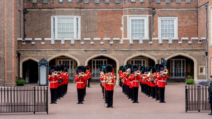 London: 24-Hour Hop-On Hop-Off Bus Pass - Park & Palace loop: Hyde Park, Kensington, and Oxford Street