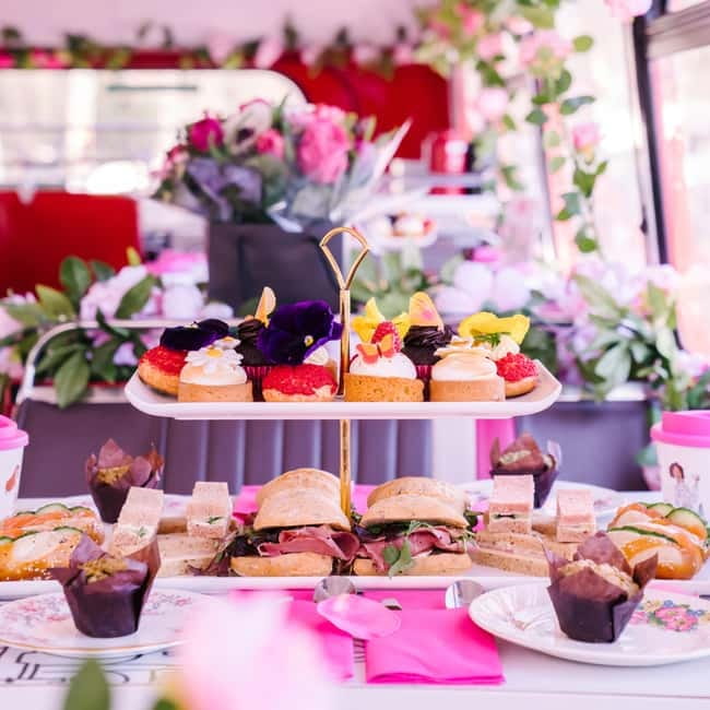 London: Afternoon Tea Sightseeing Bus Tour - The Landmark Loop: Big Ben, Parliament, Westminster Abbey, and Downing Street