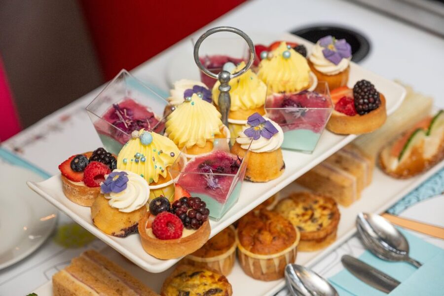 London: Gin and Afternoon Tea Bus Tour with Audio Guide - Who this gin and afternoon tea bus tour suits best