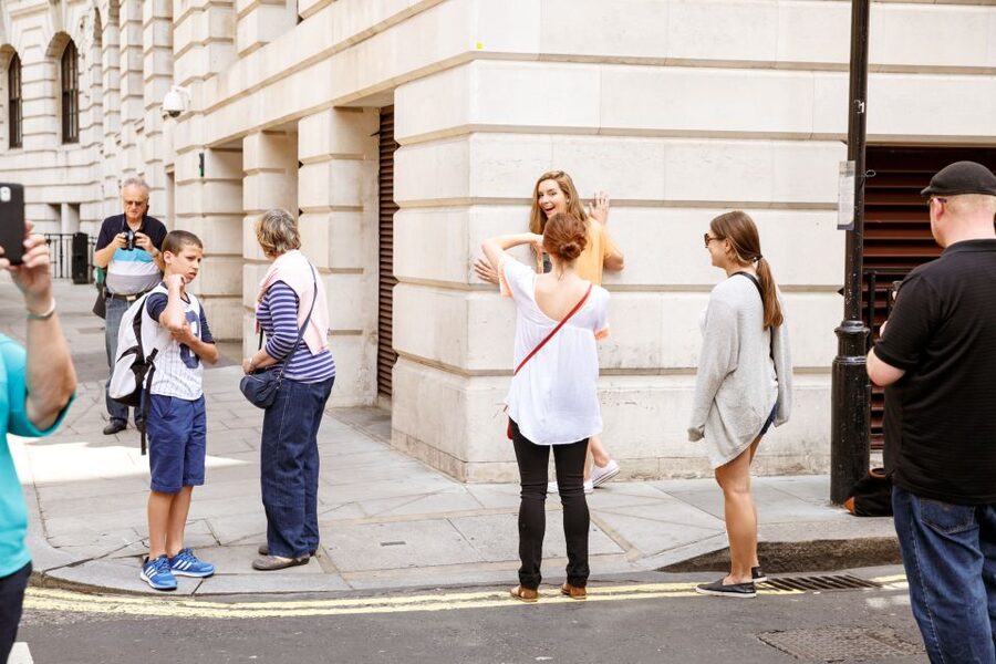 London: Guided Harry Potter Coach Tour of Locations - Leaky Cauldron entrance: walking the steps fans actually care about
