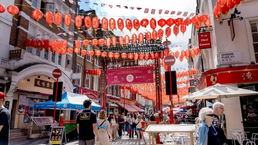 London: Hop-On Hop-Off Pass with Thames River Cruise 24 Hrs - Park and Palace Tour: Hyde Park, Kensington Palace Gardens, and the West London feel
