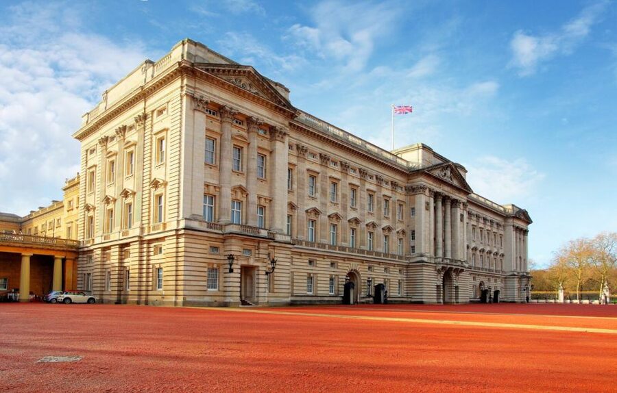 London Vintage Bus Tour and Cream Tea at Harrods - Tower of London: Crown Jewels Energy and Traitors’ Gate Focus