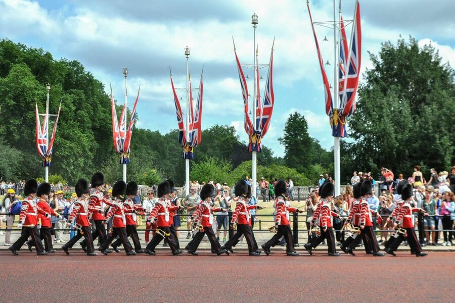 London Vintage Bus Tour, Thames Cruise, Fish & Chips - Changing of the Guard: AM Chance, Photo-Stop Backup