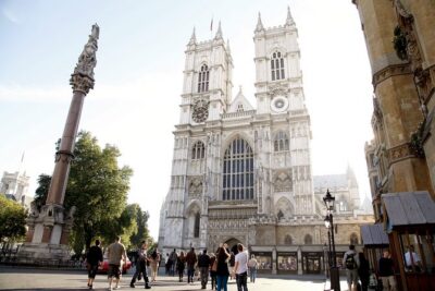 London Vintage Bus Tour with Cream Tea at Harrods - Tower of London and Buckingham Palace: quick time, good angles
