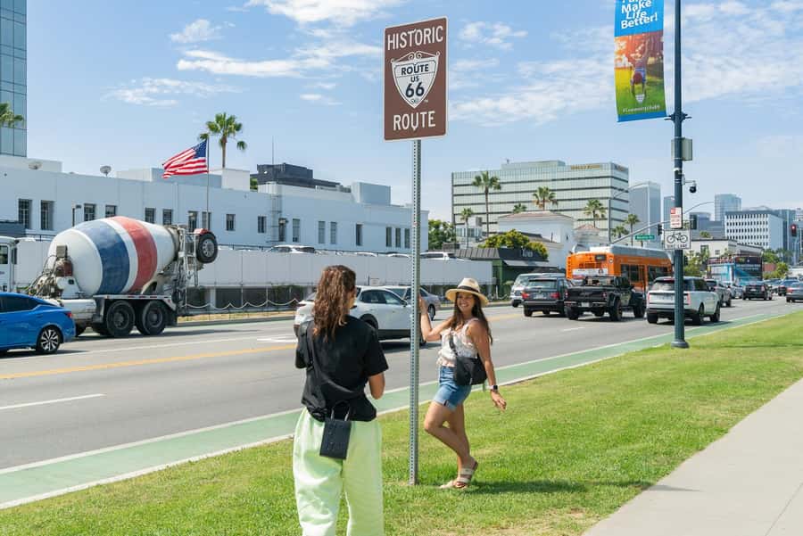 Los Angeles: Celebrity Homes and Hollywood Open-Air Bus Tour - Meeting Up at the Right Spot: Hollywood Walk of Fame vs. Santa Monica Beach Route