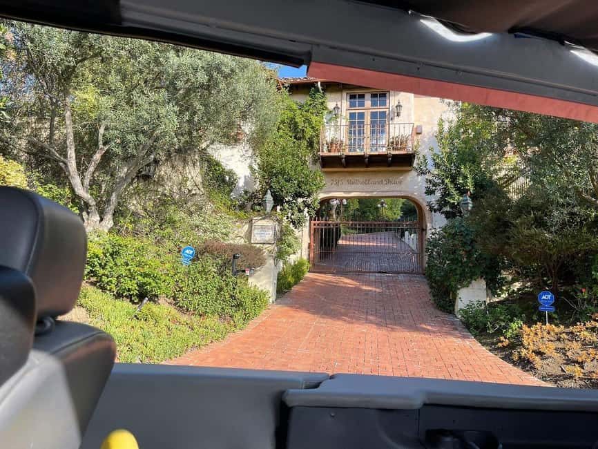 Los Angeles: Celebrity Homes and Movie Scenes Bus Tour - Onboard TVs: the star feature (and why it’s worth paying attention)