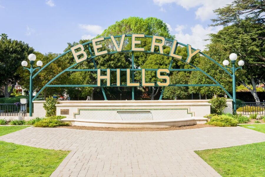 Los Angeles: Hollywood & Celebrity Homes Open-Air Bus Tour - Beverly Hills Sign and Rodeo Drive: fame with a shopping-street backdrop