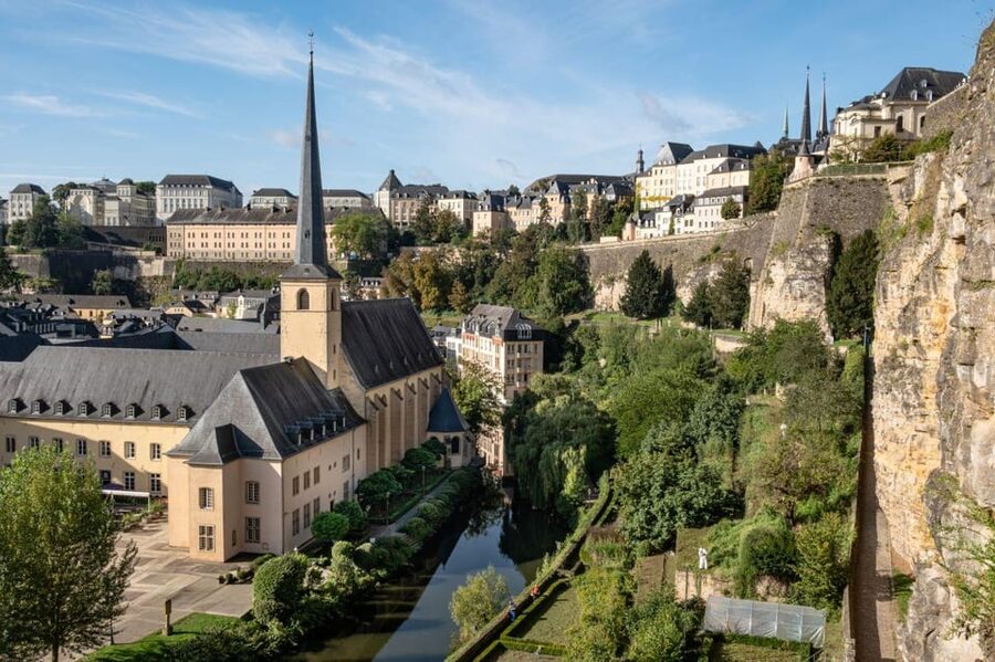 Luxembourg: City Bus Tour with Audio Guide and Headphones - The classic route: Constitution Square to Gëlle Fra