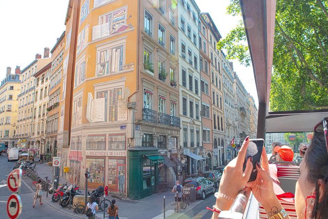 Lyon Hop-On Hop-Off Tour with Audio Commentary - Route walkthrough: from Place Bellecour to Terreaux and Palais de Justice