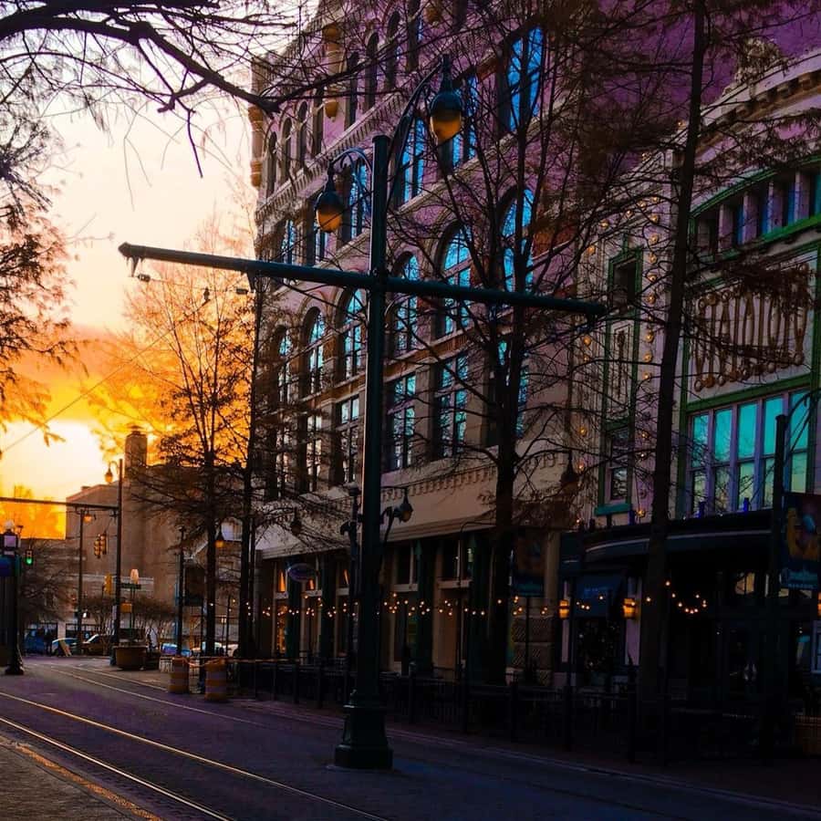 Memphis: True Crime History Bus Tour - Meeting at Alfred’s and Parking Without Drama