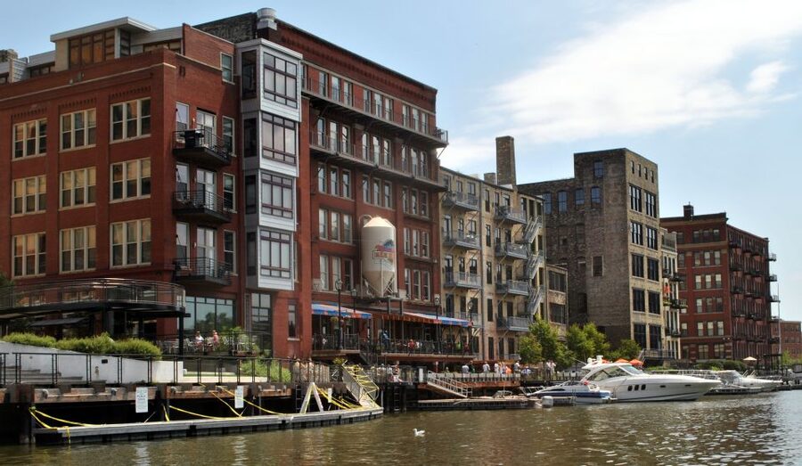Milwaukee: Sightseeing Bus Tour - Museum Mile and the East Side: public art meets modern Milwaukee