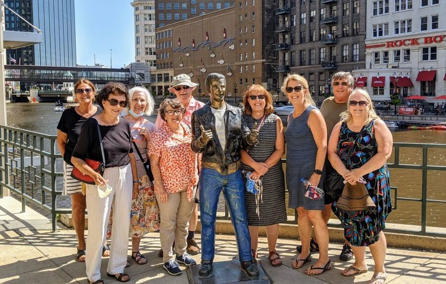 Milwaukee: Sightseeing Bus Tour - Black Cat Alley: street art you can actually see up close
