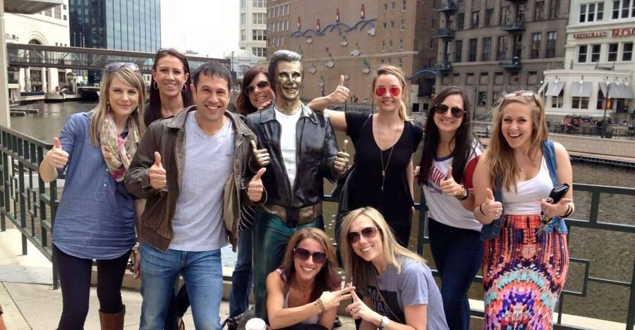 Milwaukee: Sightseeing Bus Tour - Start at City Hall: a downtown walk with big-city landmarks