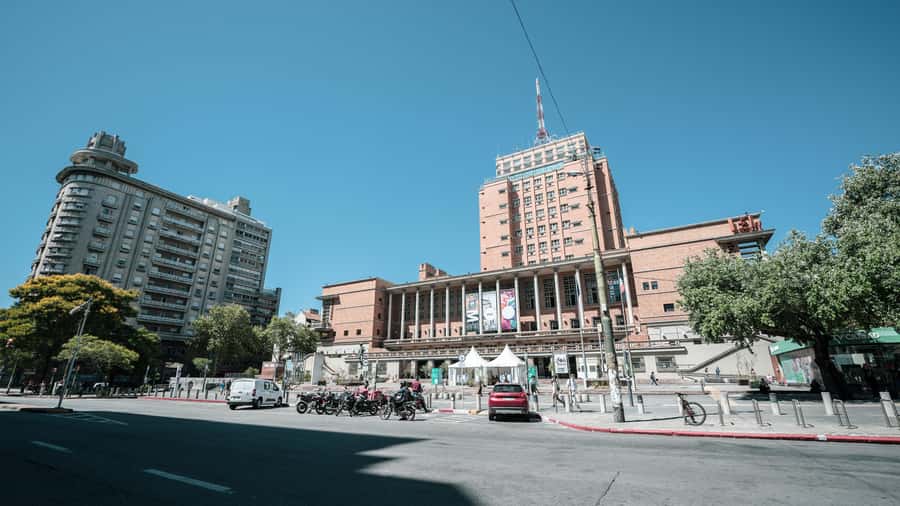 Montevideo: Sightseeing Hop-On Hop-Off Bus Tour - How the audio guide and staff make it actually work