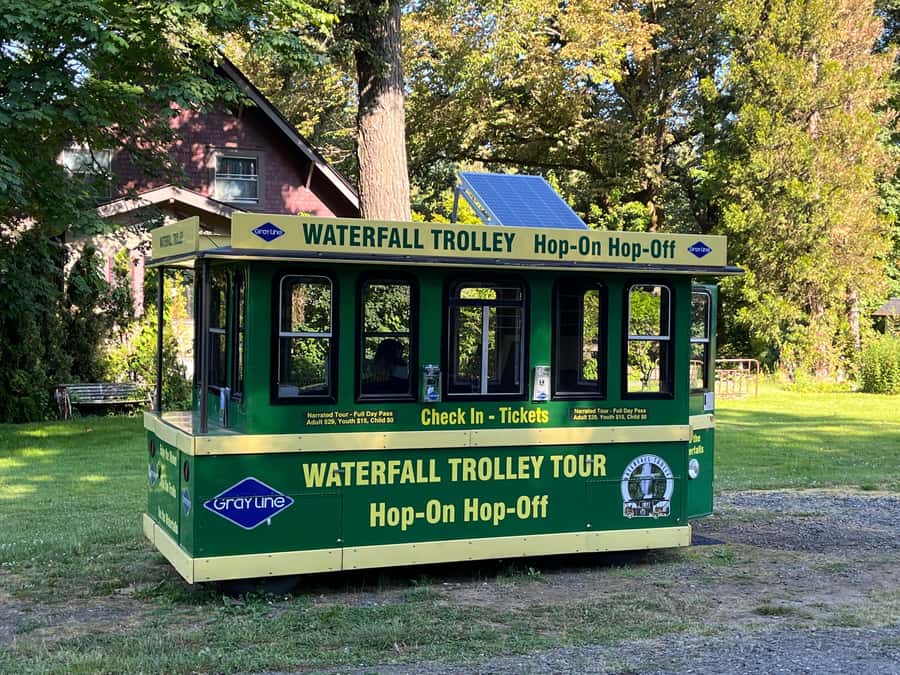 Multnomah Falls: Waterfall Corridor Hop-On Hop-Off Trolley - Your waterfall route: 10 stops on the Columbia River Highway
