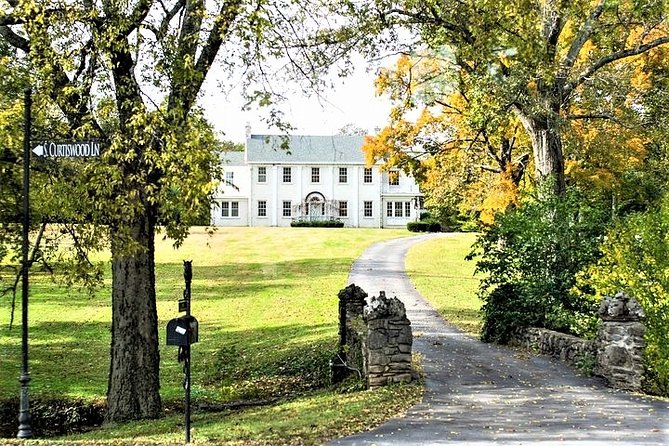 Nashville "Homes Of The Stars" Narrated Bus Tour with 30+ Celebrity Homes - The guide is the product: the stories are the point
