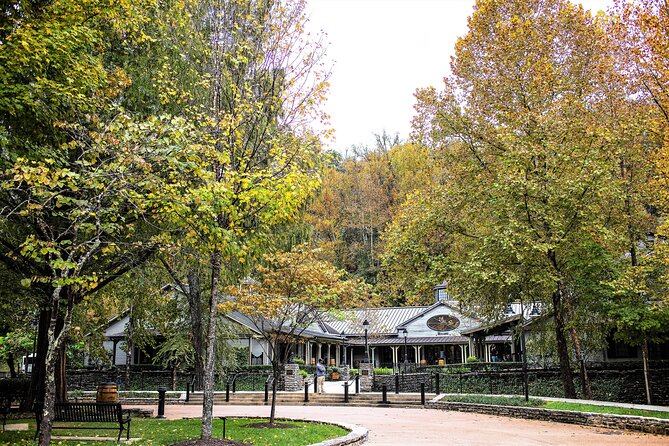 Nashville to Jack Daniel's Distillery Bus Tour + Whiskey Tastings - The drive through Tennessee: countryside views with real context