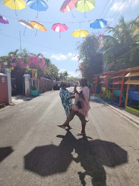 Nassau: Electric Bus Tour with Food & Drink Samples - Queen’s Staircase and Fort Charlotte: photo stops that add context