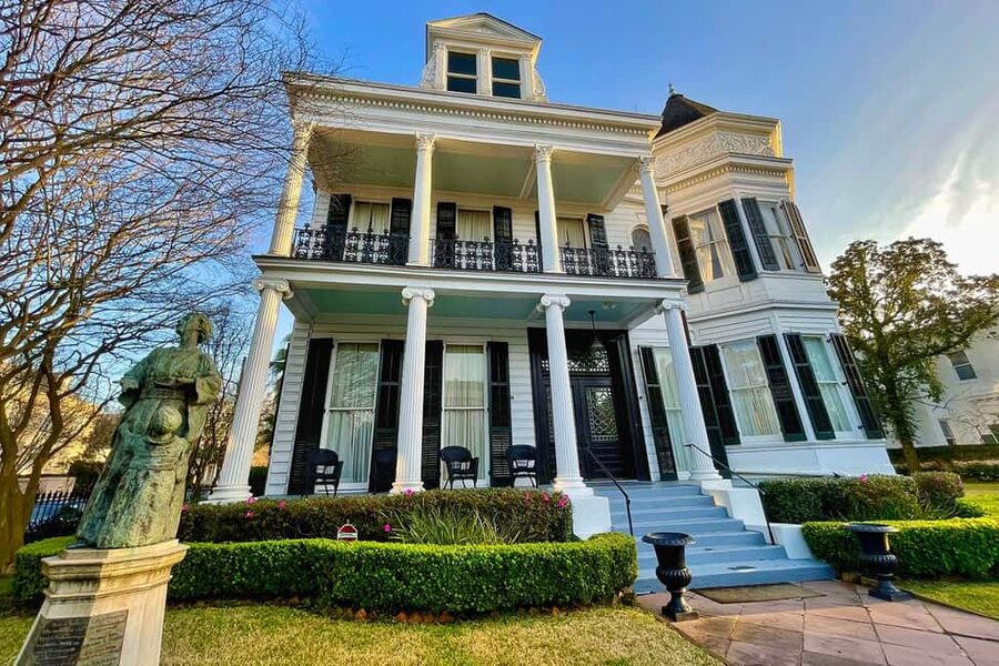 New Orleans: City and Cemetery Bus Tour Garden District Walk - Key Points Before You Go