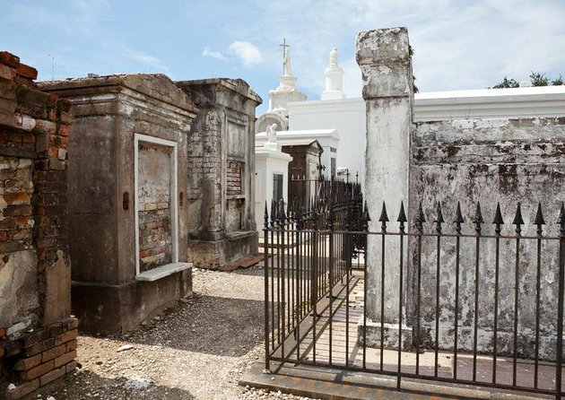 New Orleans Dead of Night Ghosts and Cemetery Bus Tour - Dead of Night Bus Tour: a practical way to see New Orleans after dark
