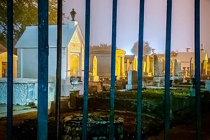 New Orleans Dead of Night Ghosts and Cemetery Bus Tour - How scary is it, really? the guide makes or breaks the mood