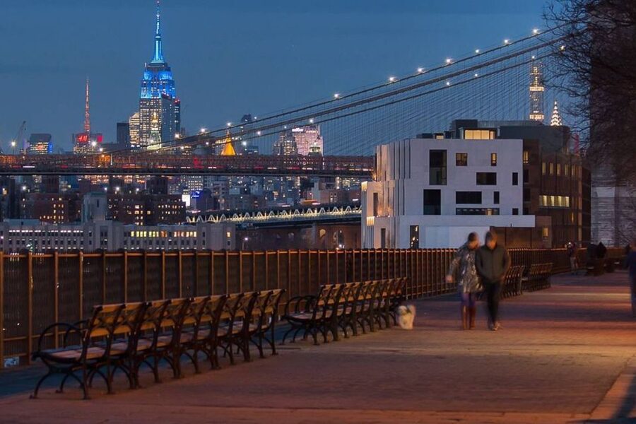 New York City: Night Skyline Bus Tour with Pizza Slice - Manhattan Bridge at Night: The Skyline Crossing That Feels Like the Main Event