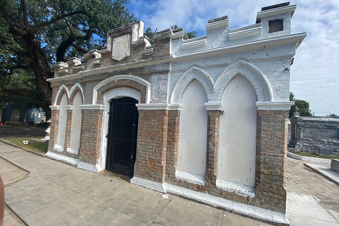 Night Cemetery Insiders Bus Tour in New Orleans - Why This Night Bus Tour Feels Like a Smart Move