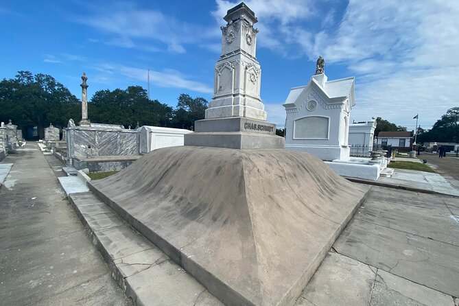 Night Cemetery Insiders Bus Tour in New Orleans - Getting There: Voodoo Tavern and PoBoys Is the Easy Anchor