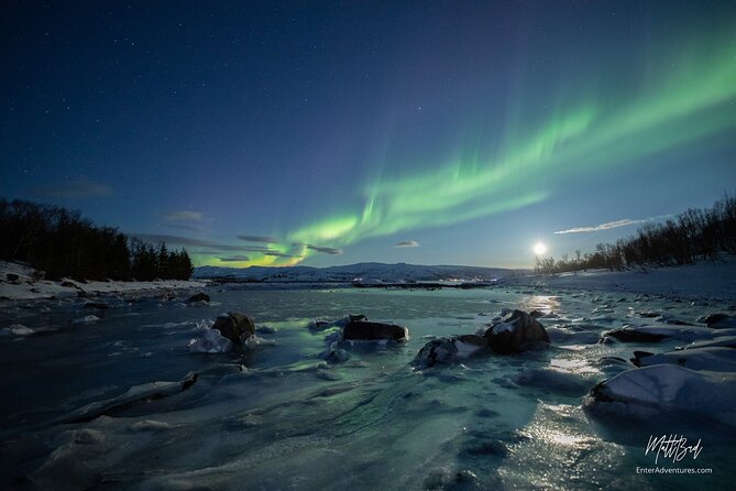 Northern Lights Guided Bus Tour with Free Photos - Photography Setup: Tripods and Included Aurora Portraits