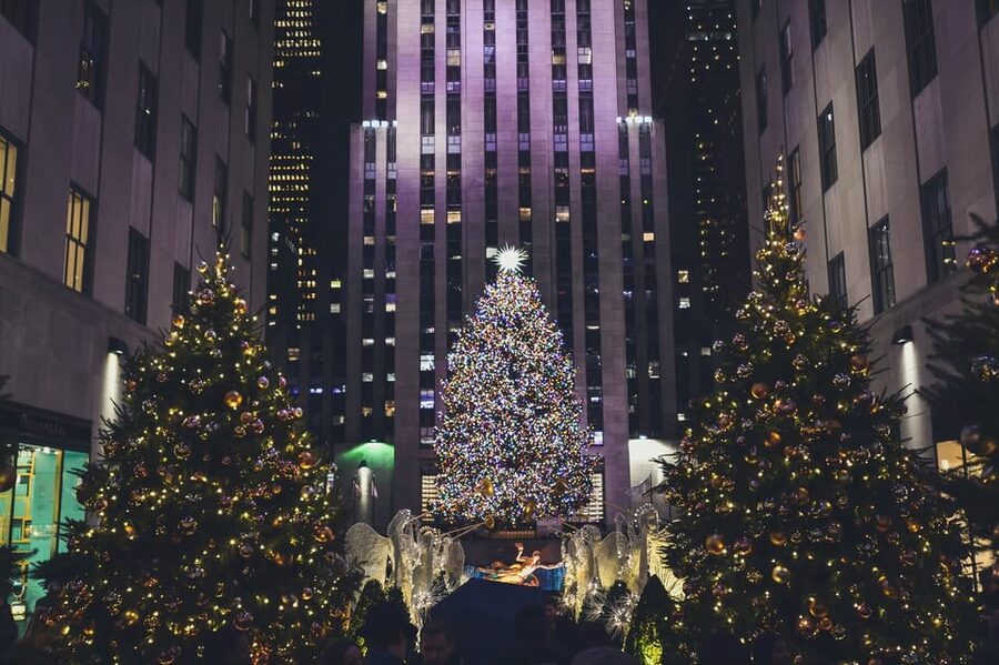 NYC: Dyker Heights and NYC Holiday Lights Luxury Bus Tour - From pickup on 8th Avenue to a 4-hour holiday circuit