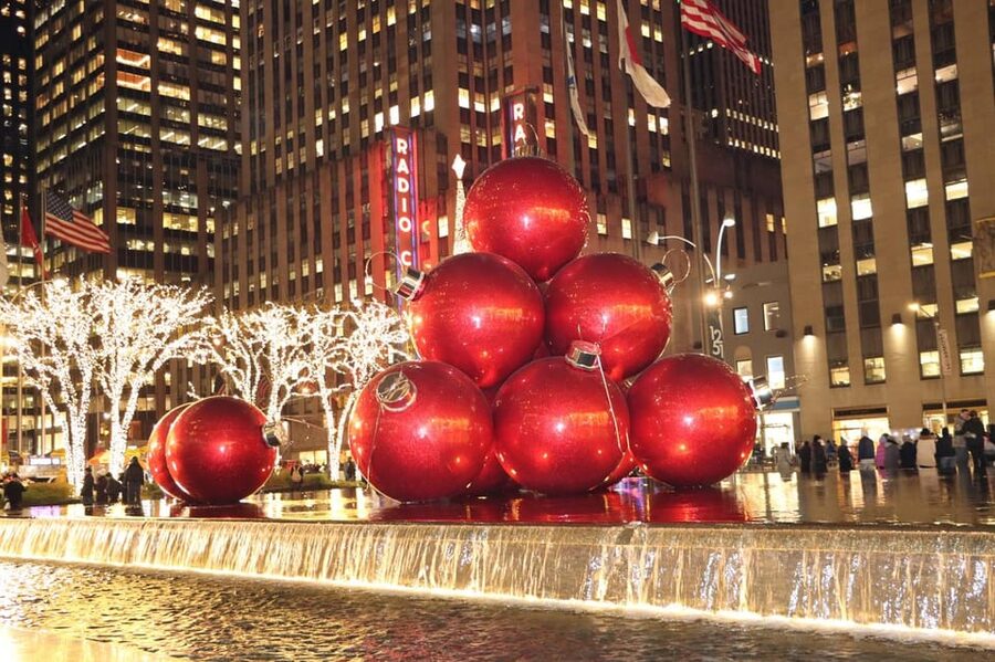 NYC: Dyker Heights and NYC Holiday Lights Luxury Bus Tour - Cross the Manhattan Bridge, then pass SoHo and Chinatown
