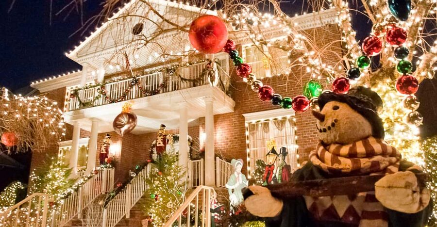 NYC: Dyker Heights and NYC Holiday Lights Luxury Bus Tour - Washington Square Arch to Empire State and Flatiron: holiday skyline hits