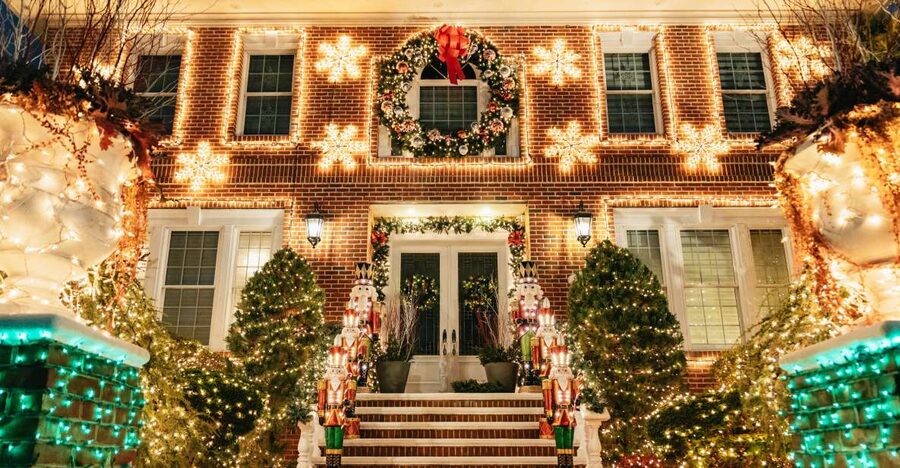 NYC: Dyker Heights Christmas Lights & Skyline View Bus Tour - Key things that make this tour work