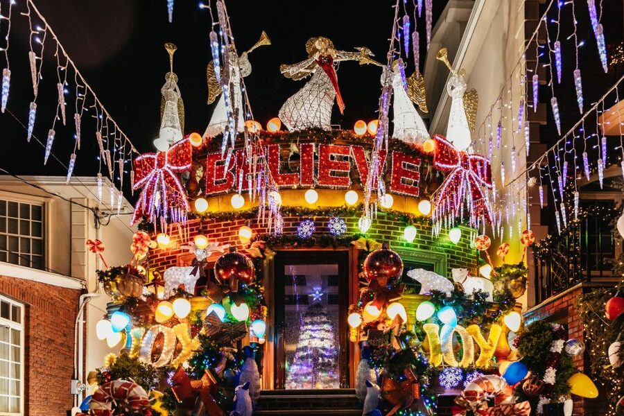 NYC: Dyker Heights Christmas Lights & Skyline View Bus Tour - Dyker Heights Christmas Lights: Why this neighborhood feels different
