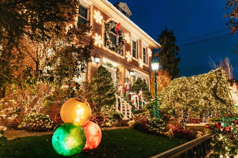 NYC: Dyker Heights Christmas Lights & Skyline View Bus Tour - Junior’s Restaurant and Bakery: the easiest meet point in Manhattan