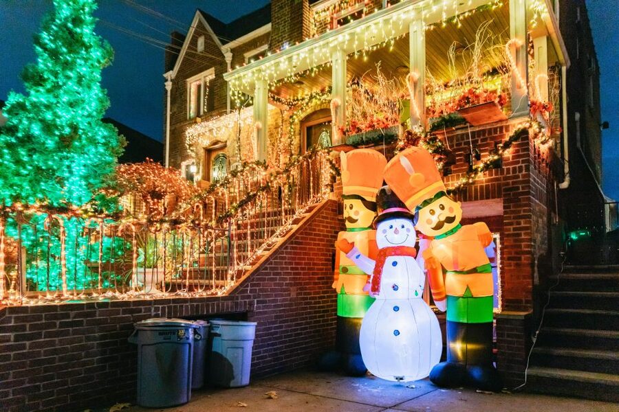 NYC: Dyker Heights Christmas Lights & Skyline View Bus Tour - Battery Park City sunset stop: Statue of Liberty views that actually get timed right