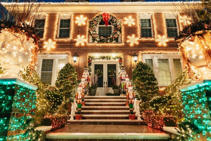 NYC: Dyker Heights Christmas Lights & Skyline View Bus Tour - The 4-hour flow: what happens from Midtown to Brooklyn and back