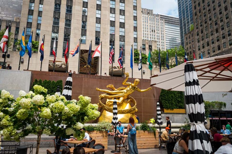 NYC: Half-Day Luxury Bus Tour of Top Highlights - Midtown Window Tour: Radio City, NBC, and Central Park Beats