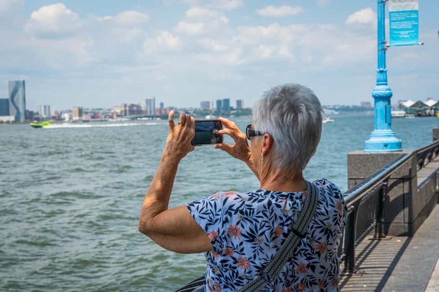 NYC: Half-Day Luxury Bus Tour with One World Access - Pier 17 and the Brooklyn Bridge: skyline views with a real payoff