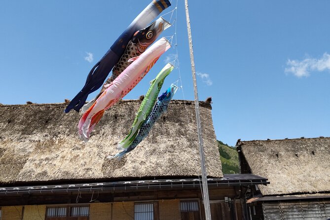 [One-day bus tour departing from Kanazawa Station] Shirakawa-go/Takayama tour platinum route bus tour - Michi-no-Eki Shirakawago: the 15-minute warm-up stop