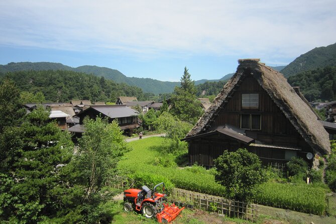 [One-day bus tour departing from Kanazawa Station] Shirakawa-go/Takayama tour platinum route bus tour - The guide and driver factor: why the commentary changes the day