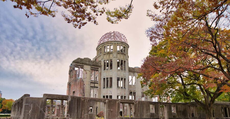 Osaka/Kyoto: Hiroshima Miyajima Bus Tour & Shinkansen Ticket - Hiroshima-style okonomiyaki lunch: a satisfying break in the middle