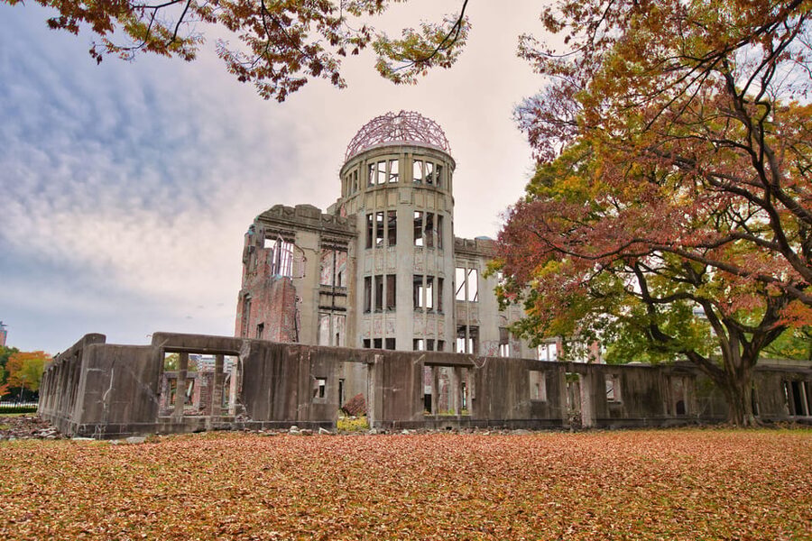 Osaka/Kyoto: Hiroshima Miyajima Bus Tour & Shinkansen Ticket - Itsukushima Shrine and the hour of sightseeing: what to focus on