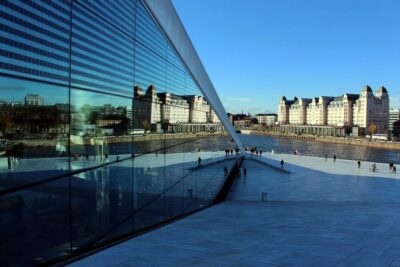 Oslo: Best of Oslo Walking Tour and Hop-on Hop-off Bus Tour - Where you meet (and how to find the right guide)