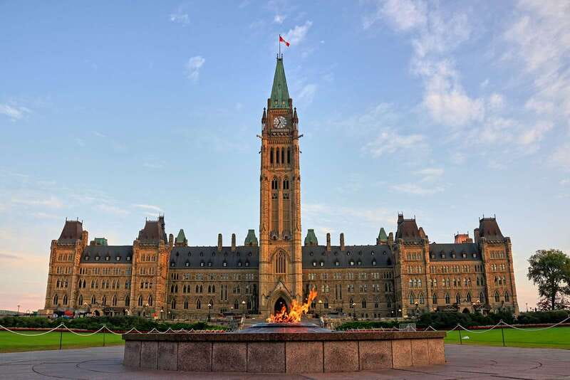Ottawa: Hop-On Hop-Off Guided City Tour Pass - Starting at 44 Sparks St.: Getting Your Bearings Fast